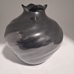 Mata Ortiz Pottery ~ Alonso Sandoval black on black coiled 5″ tall 4.5″wide.