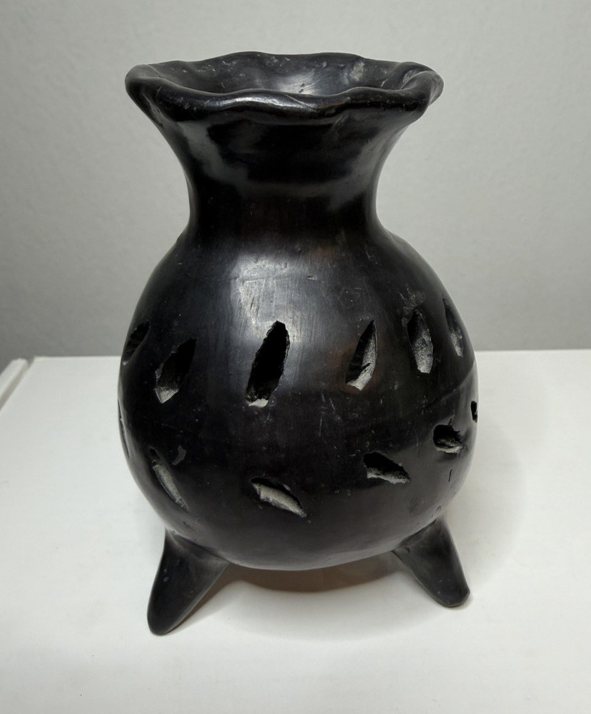 Vintage Signed Dona Rosa Oaxacan Barro Negro Pottery Tripod 4″ San Bartolo Black