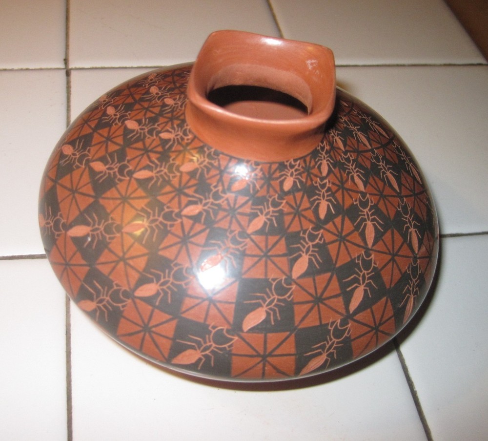 Yolanda Yoly Ledez – Ants & Stars Red Clay/Black – Mata Ortiz Pottery – Seed Pot