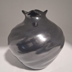Mata Ortiz Pottery ~ Alonso Sandoval black on black coiled 5″ tall 4.5″wide.