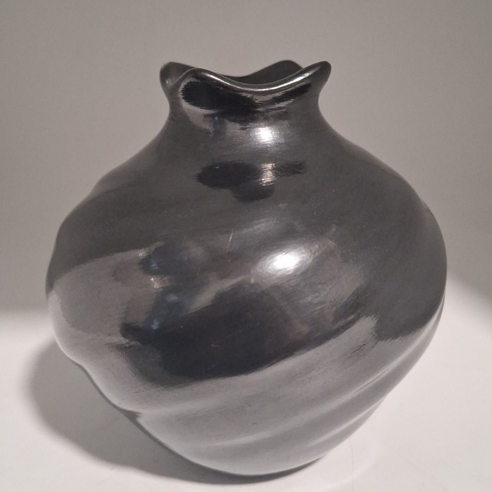 Mata Ortiz Pottery ~ Alonso Sandoval black on black coiled 5″ tall 4.5″wide.