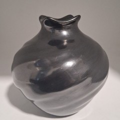 Mata Ortiz Pottery ~ Alonso Sandoval black on black coiled 5″ tall 4.5″wide.