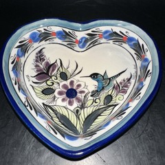 MEXICAN POTTERY HEART SHAPED TRINKET DISH WITH HUMMINGBIRD SIGNED ‘GUATE’