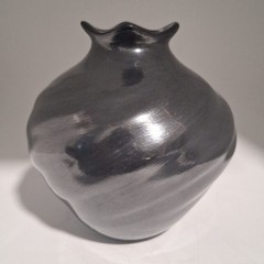 Mata Ortiz Pottery ~ Alonso Sandoval black on black coiled 5″ tall 4.5″wide.