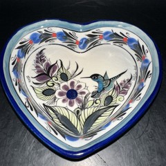 MEXICAN POTTERY HEART SHAPED TRINKET DISH WITH HUMMINGBIRD SIGNED ‘GUATE’