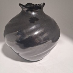 Mata Ortiz Pottery ~ Alonso Sandoval black on black coiled 5″ tall 4.5″wide.