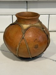 Excellent Vintage TARAHUMARA Raramuri Rawhide Bound Clay Pot 5″ Beauty