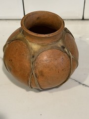 Excellent Vintage TARAHUMARA Raramuri Rawhide Bound Clay Pot 5″ Beauty